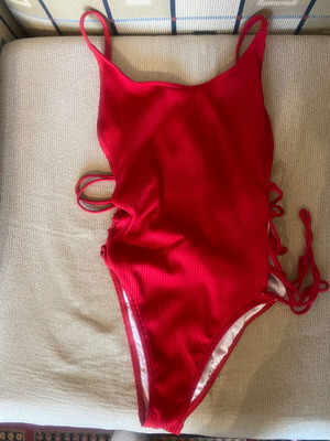 Victoria's Secret червен цял бански