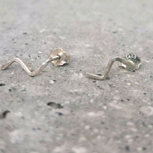 Silver minimal 925 studs like new with organic line design