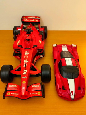 Αγωνιστικά και Ferrari παιχνίδια μεταχειρισμένα, σετ 2, με μπαταρίες