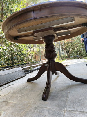 Solid round table with extension mechanism like new