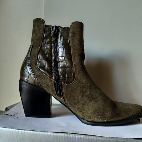 Super Mode ankle boots size 41 like new, olive with black