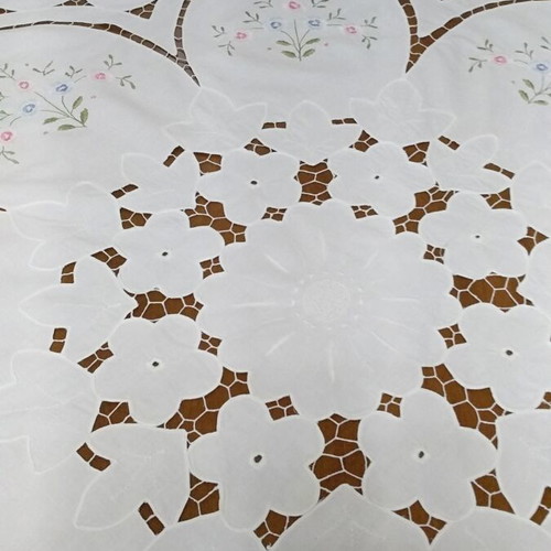 Tablecloth with 3 squares like new, white with embroidery and cutwork