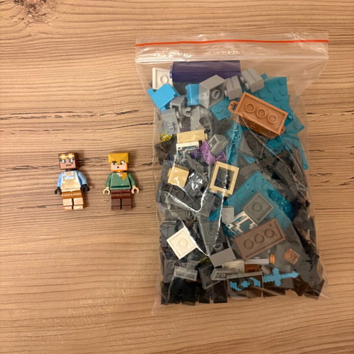 Lego Minecraft set 21252 The Armory like new