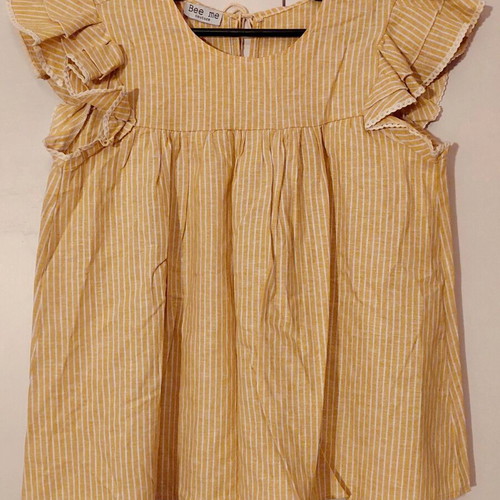 Bee Me yellow t-shirt like new, size XS/S