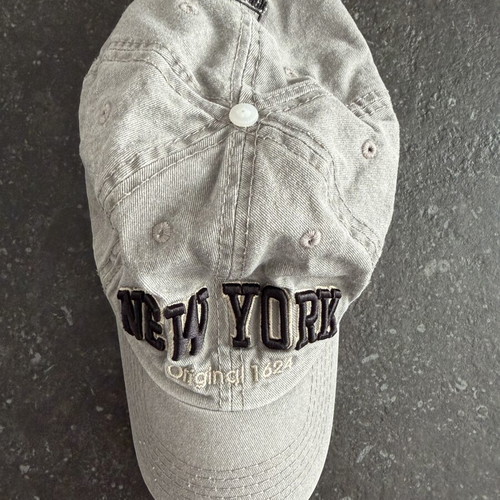 Baseball cap Robin Ruth used, grey with New York City logo