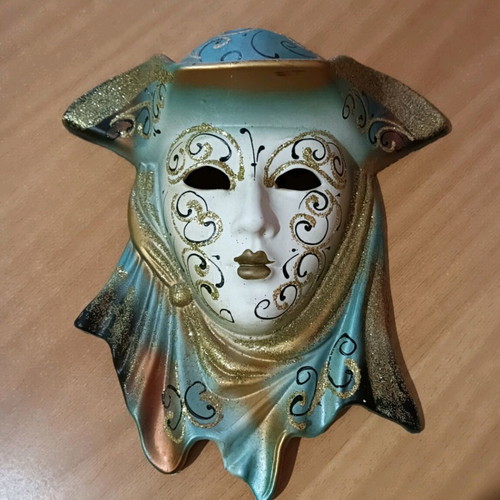 Mask in excellent condition