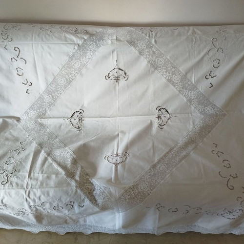 Tablecloth used with knitted lace and handmade corners 1.70x1.70