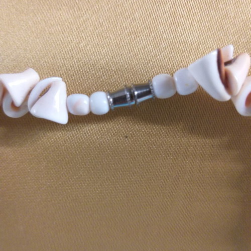Short necklace with chopped shells used, summer style from the 70s