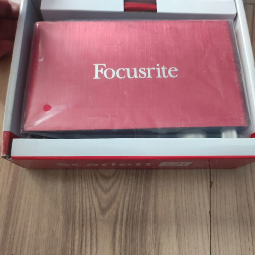 Focusrite Scarlett 2i2 2nd Gen audio interface like new
