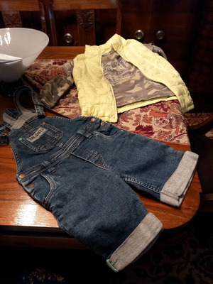 Set of salopette, t-shirt and sleeveless jacket 5 years in excellent condition