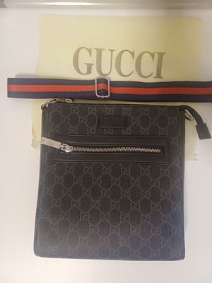 Gucci men's shoulder bag like new, black