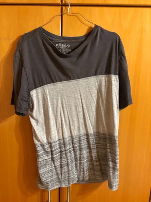 Pull & Bear men's colorblock t-shirt size M like new