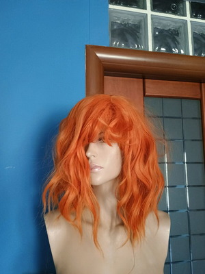 Περούκα σαν καινούργια με υπέροχο κούρεμα και χρώμα