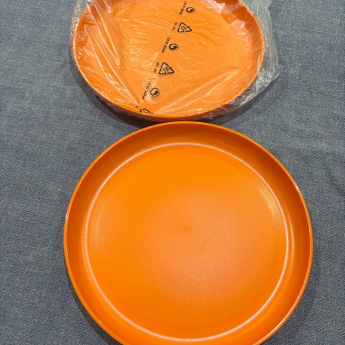 Tupperware plates new, set of 4