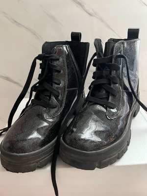 Luigi girls' boots size 35 black like new