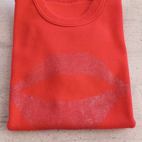 Red ribbed top with glitter lips design like new