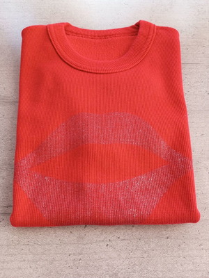 Red ribbed top with glitter lips design like new