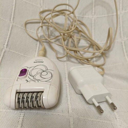Philips Satinelle Epilator used with 20 tweezers and 2 speed settings