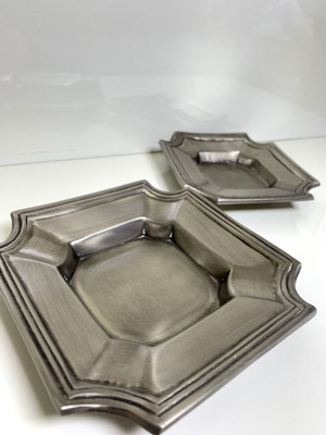 Metal ashtrays set like new, large and small