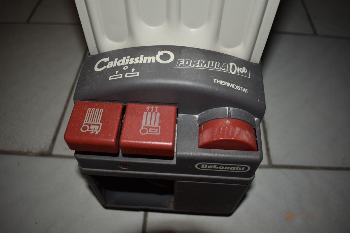 Delonghi Caldissimo Formula One 1600W… - € 35,00 - Vendora.cy