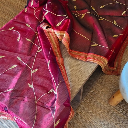 Table linen set like new with runner, doilies and napkins