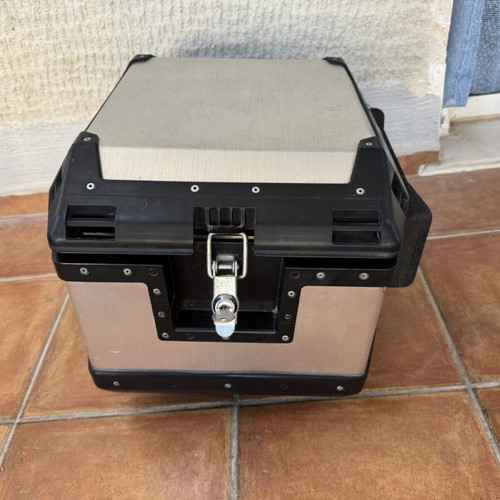 Xplorer Motorcycle Topcase used with key