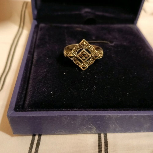 Silver women's ring like new with olive stones