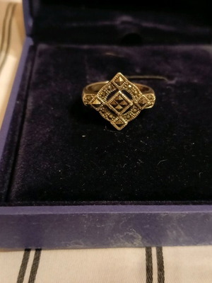 Silver women's ring like new with olive stones