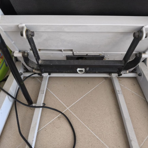 Strength Treadmill like new with 3 HP motor and 4 automatic programs
