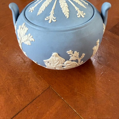 Wedgwood sugar bowl like new, 11 cm diameter