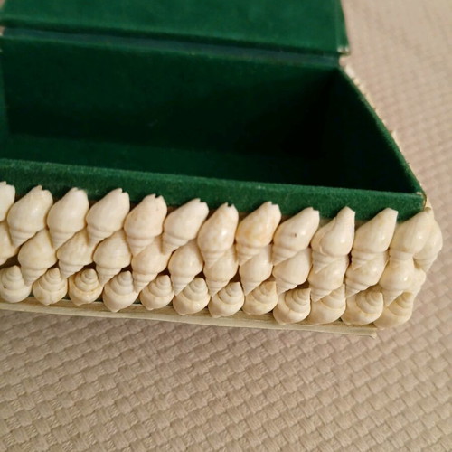 Vintage jewelry box decorative with shells like new