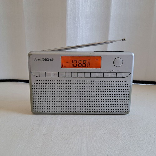 Medion MD 82157 radio used, battery powered with digital tuner and alarm clock