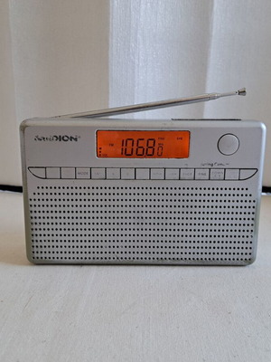 Medion MD 82157 radio used, battery powered with digital tuner and alarm clock