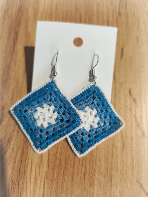 Πλεκτά σκουλαρίκια granny square μπλε και άσπρο καινούργια boho