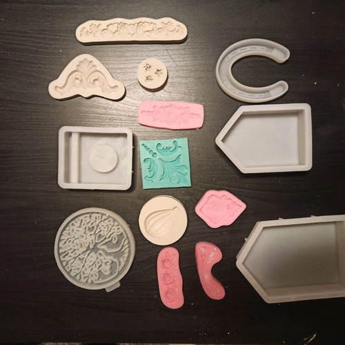 Silicone molds like new, 75 pieces for clay and porcelain