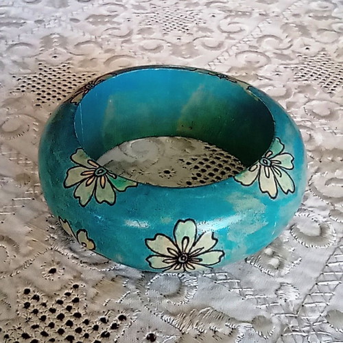 Handmade wooden turquoise bracelet with flowers, diameter 6.2 cm