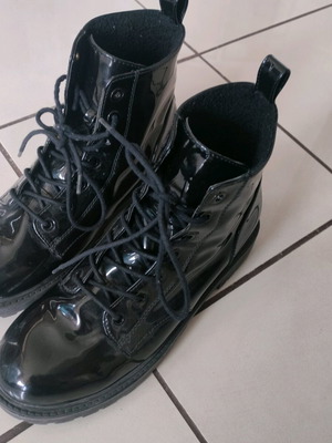 Divided boots size 40 like new, black with light fleece lining