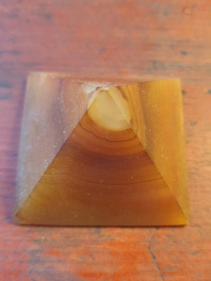 Tiger eye pyramid like new 4cm 51 grams