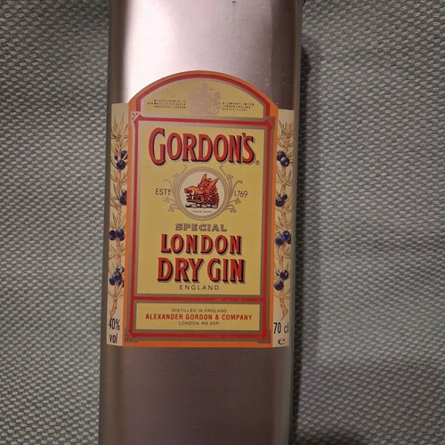 Gordon's Metal Collectible Case like new