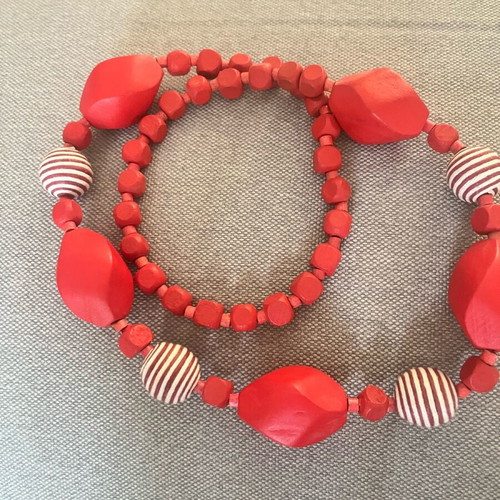 Necklace like new, red