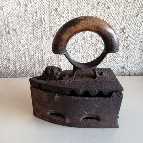 Charcoal irons used, set of 2 pieces, circa 1930