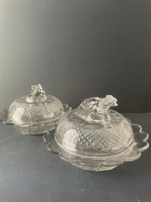 Vintage ζεύγος γυάλινων βουτυροθηκών pressed glass με μοτίβο Cow on Nest μεταχειρισμένο