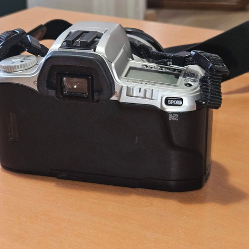 Minolta Dynax 404si analog SLR camera with Minolta AF 28-80mm lens