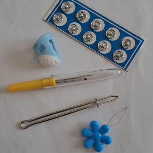 Sewing set 5 pieces new with needle threader and metal snaps