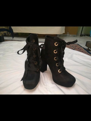 Women's velour ankle boot like new, size 39, black