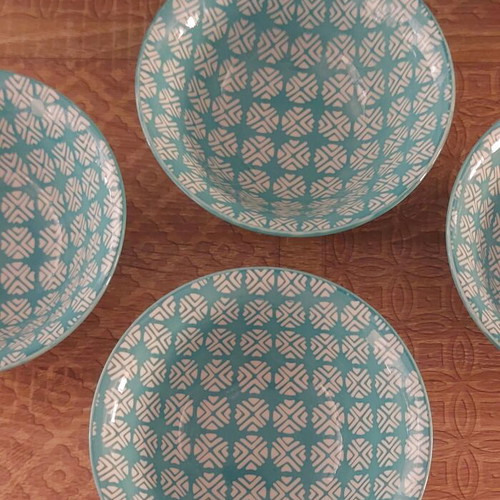 Set of 6 Bowls with Two Salad Bowls Turquoise Geometric Design like new