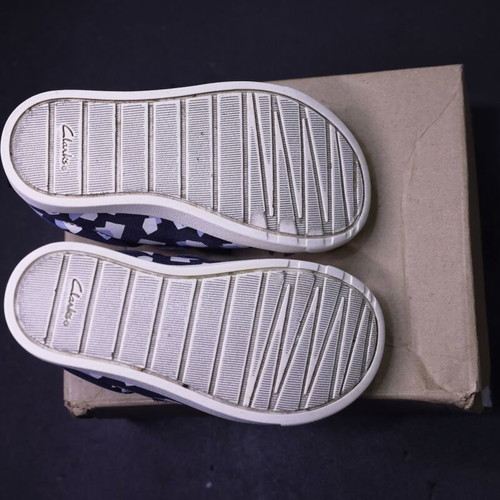 Clarks City Bright T toddler shoes size 22 like new with box