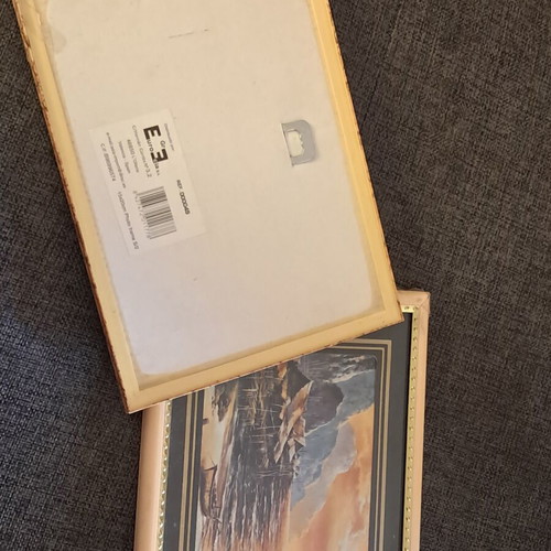 Photo frames set of 2 and 2 frames like new