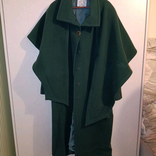 Long green Mal coat like new, 80% wool 20% nylon size 46