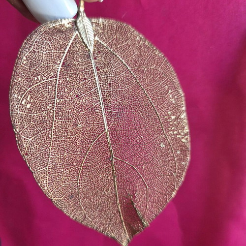 Leaf necklace like new, gold-colored